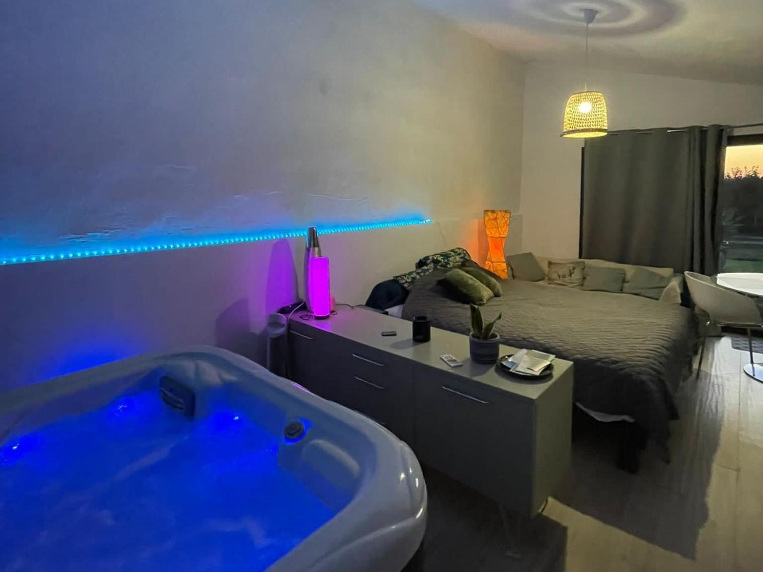 Les Prairies Mas Roux Guest House Raphèle Екстериор снимка